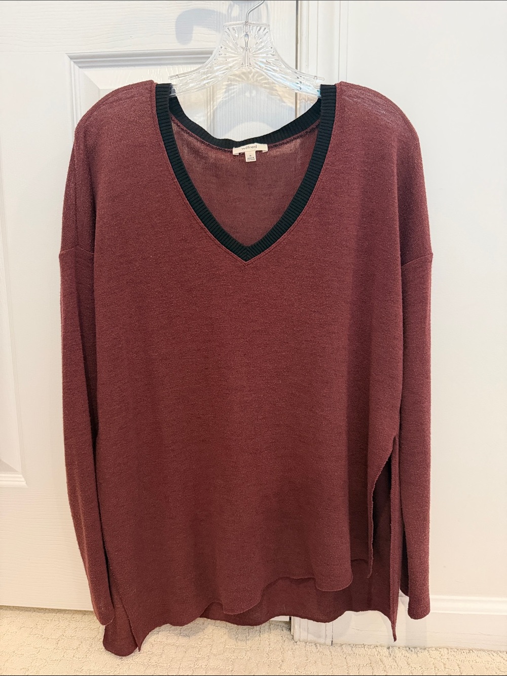 Aritzia Wilfred V-Neck Sweater in Burgundy with Black Trim and Slits on the Side